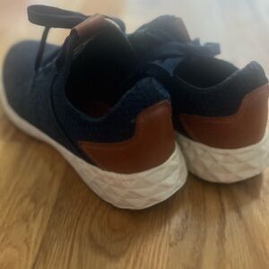 Men’s casual tennis shoe